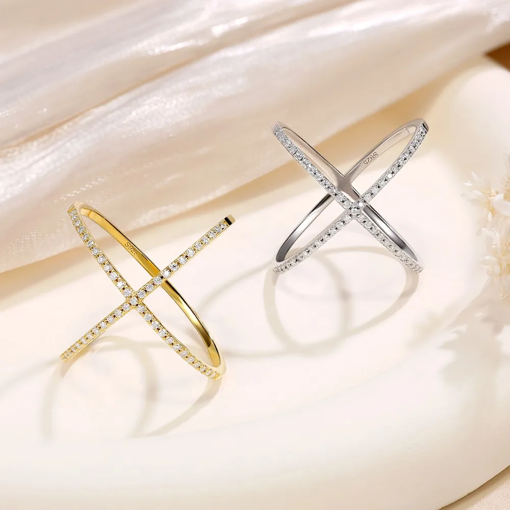 Женское кольцо из серебра 925 пробы с муассанитом