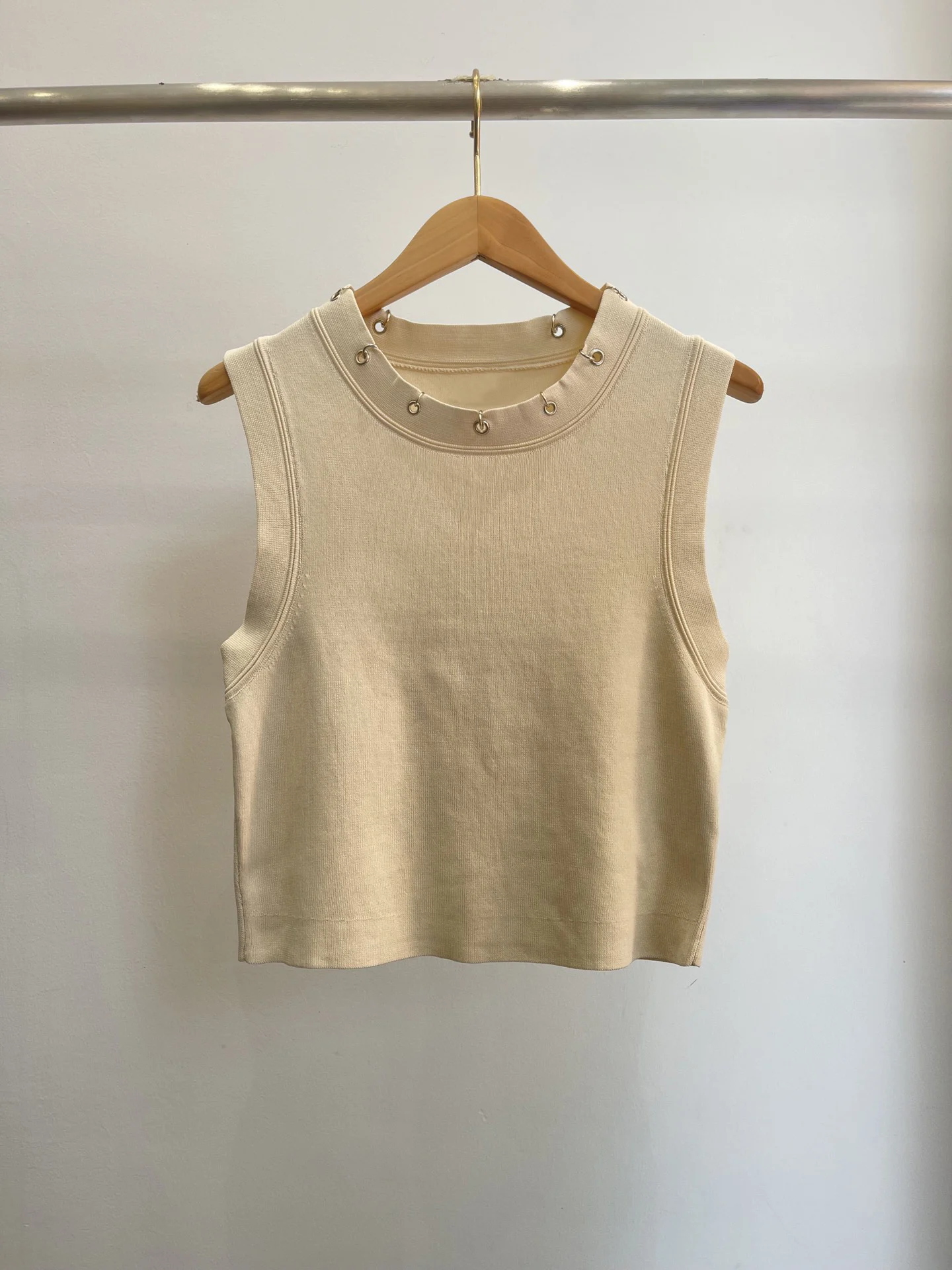 

Ring decorative collar sleeveless slim knit top, metal ring neckline casual matching single item