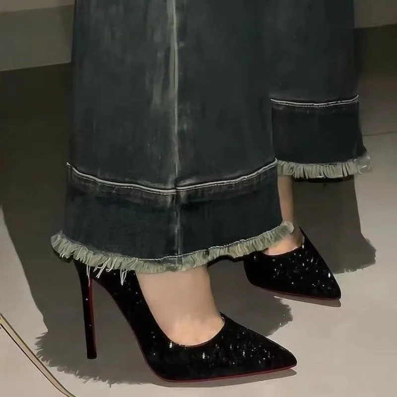 Модные женские туфли на высоком каблуке с черными кристаллами и острым носком