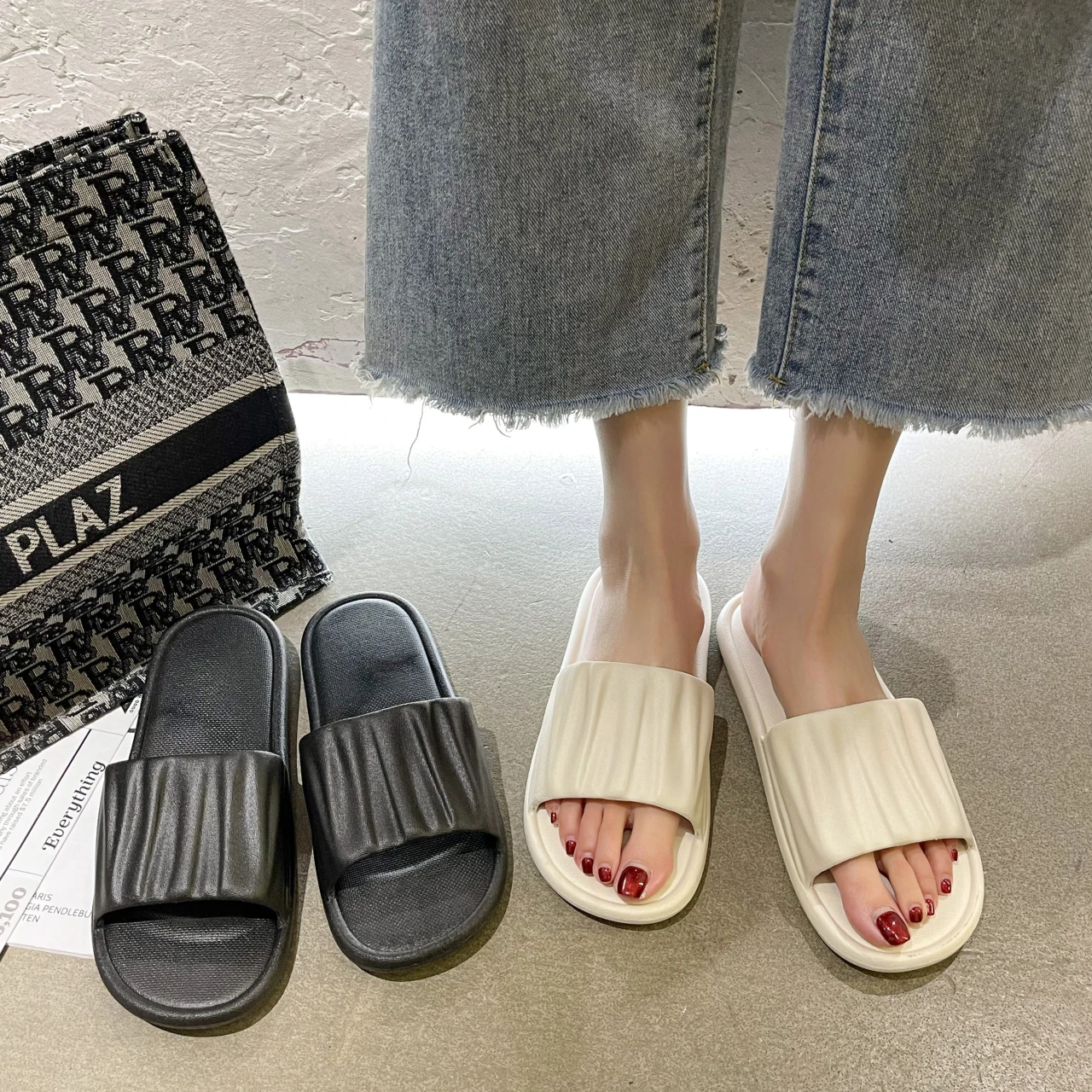 

Comfortable unique slippers for women in summer Korean students wear thick-soled household slippers indoors and outdoors.