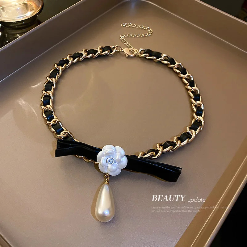 

Fashion Jewelry Leather Pearl Flower Necklace for Women Temperament Simple Aesthetic Gothic Initial Charms Female Choker Pendant
