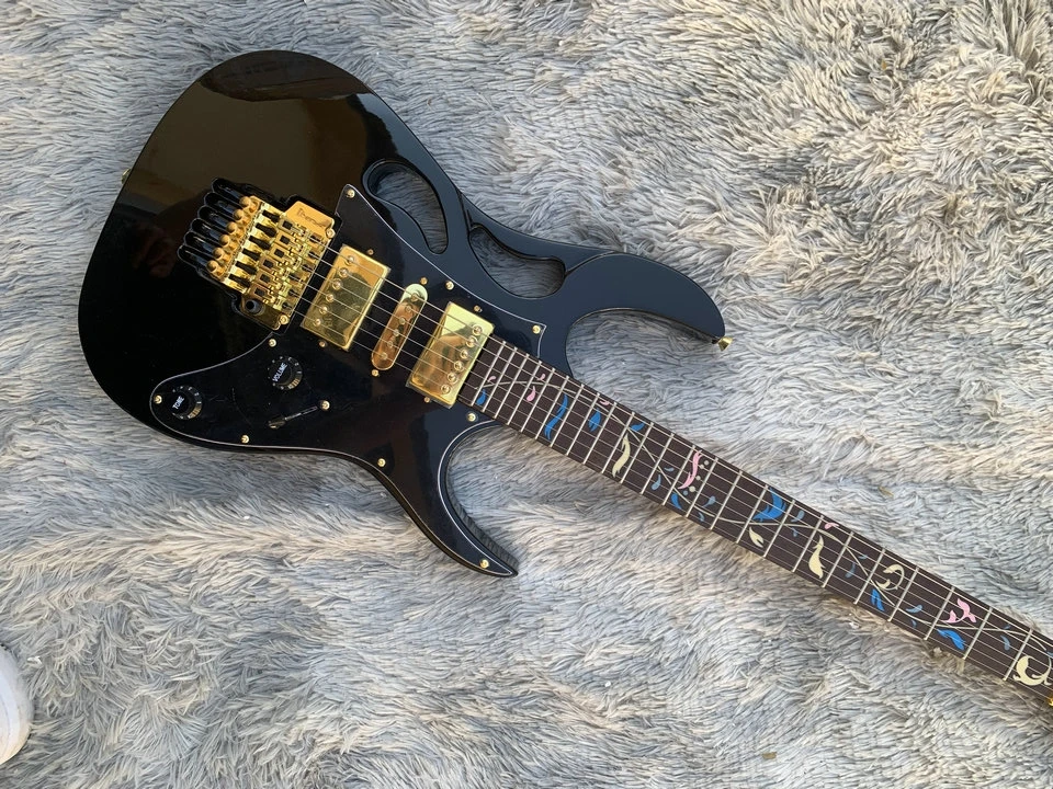 

In stock Customized electric guitar, black light, rosewood neck, gold accessories and gold tremolo, good guitar, quick mail
