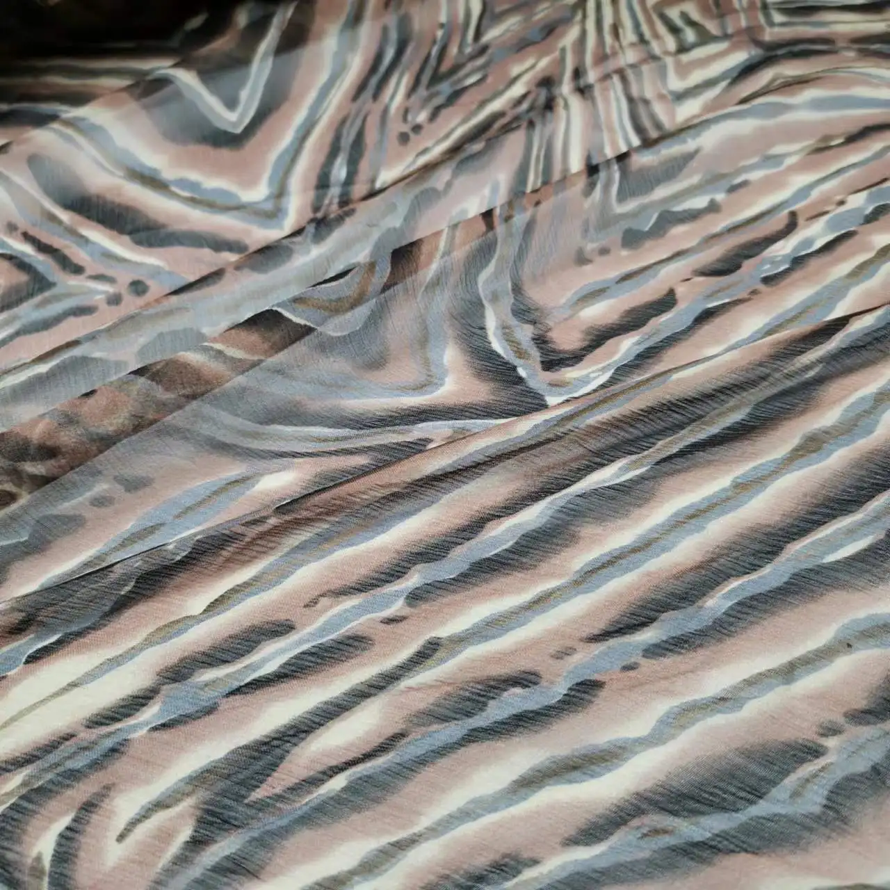 

Stylish 100% Mulberry Silk Georgette Fabric Crinkled Silk Material For Scarf Beach Dress