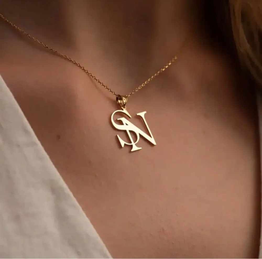 Polyhedplus, персонализированное ожерелье с буквенным кулоном с именем на заказ, титановая сталь, ювелирные изделия до ключиц, модный подарок для женщин