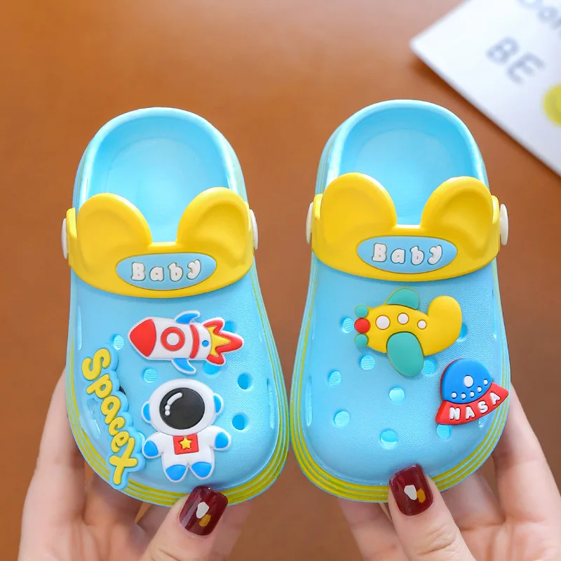 

Летние Симпатичные детские тапочки для маленьких девочек, домашние Нескользящие сандалии с дырками, детская пляжная обувь на мягкой подошв...