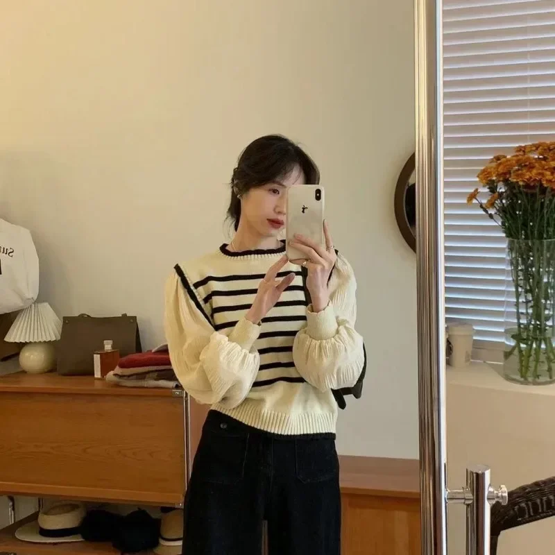 Женский трикотажный свитер в черно-белую полоску из двух частей