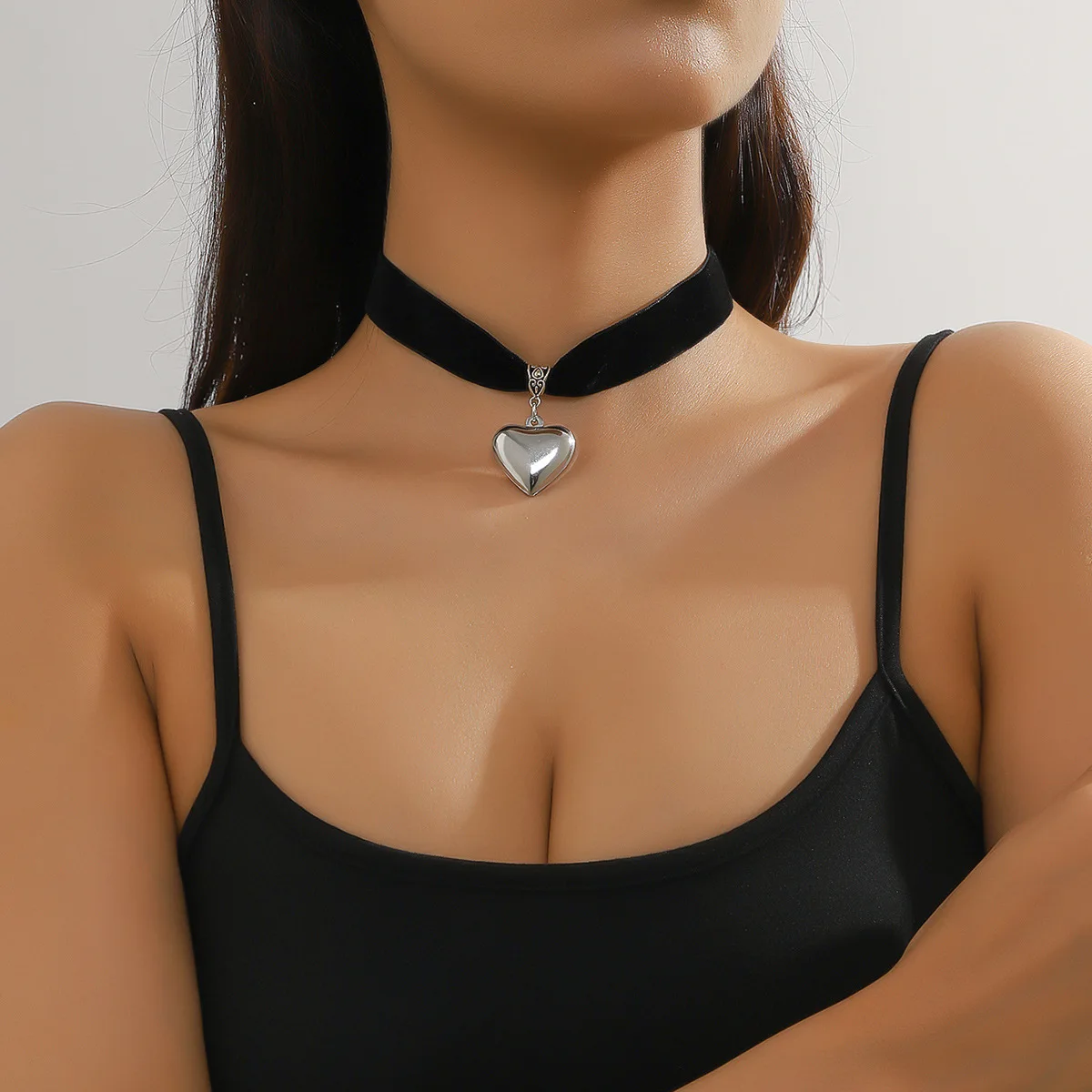 Женское бархатное ожерелье-чокер с подвеской в виде сердца