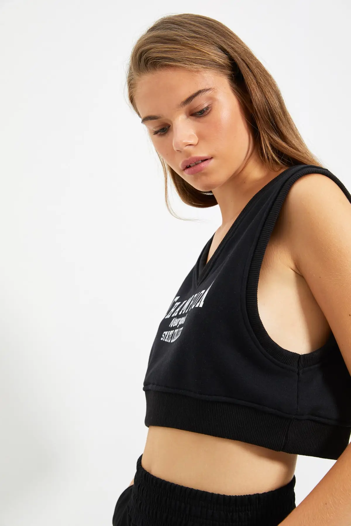 Укороченная трикотажная футболка с принтом | Женская одежда