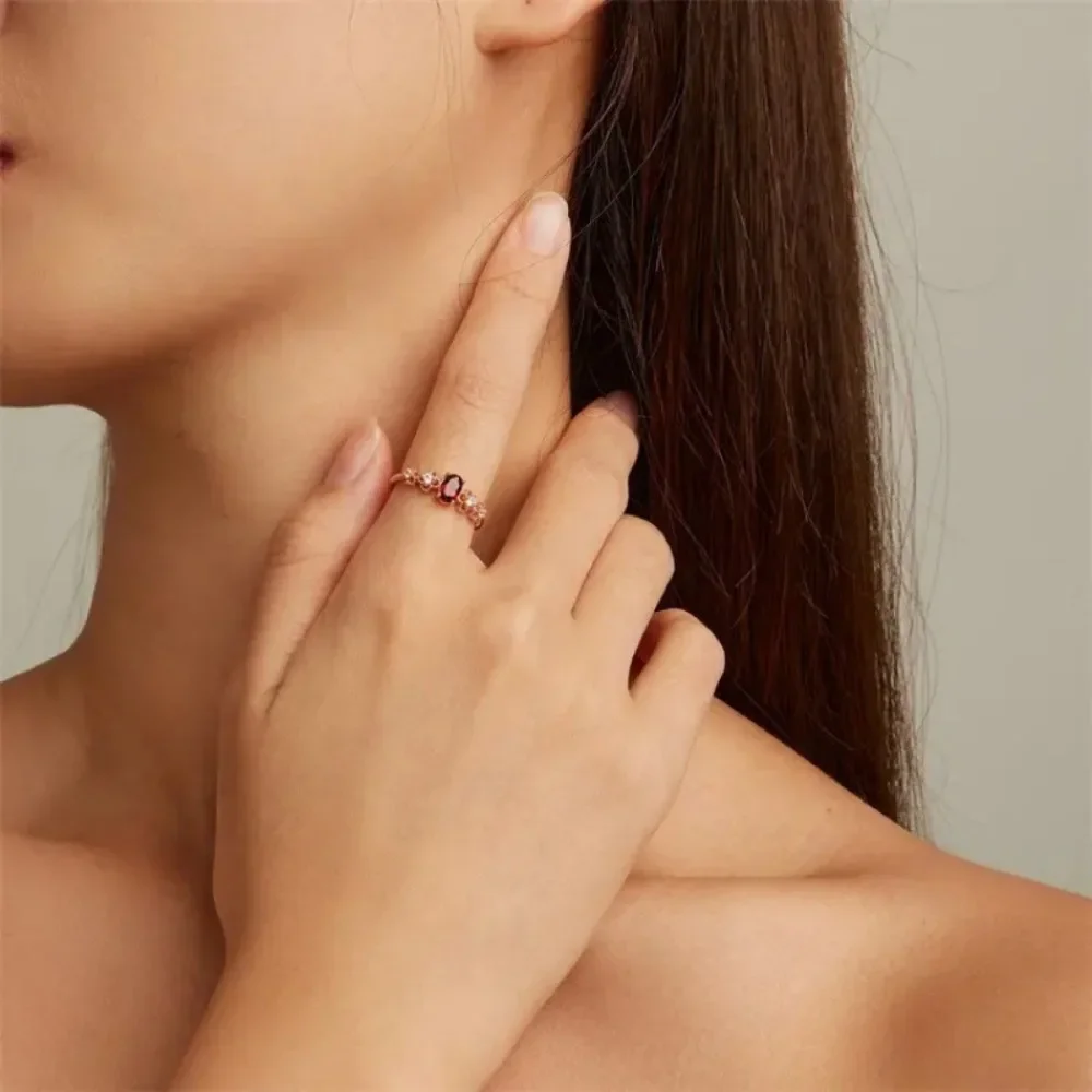 Женское кольцо из серебра 100% пробы с натуральным гранатом