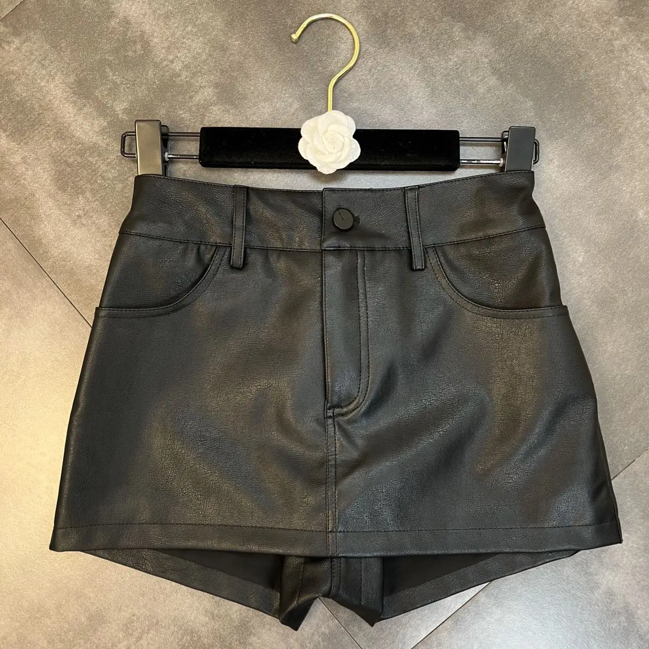 

ZCSMLL Spring 2022 Pocket Decoration Stitching Design Sense Fake Two-piece PU Leather Women Black Shorts Fashion Trend