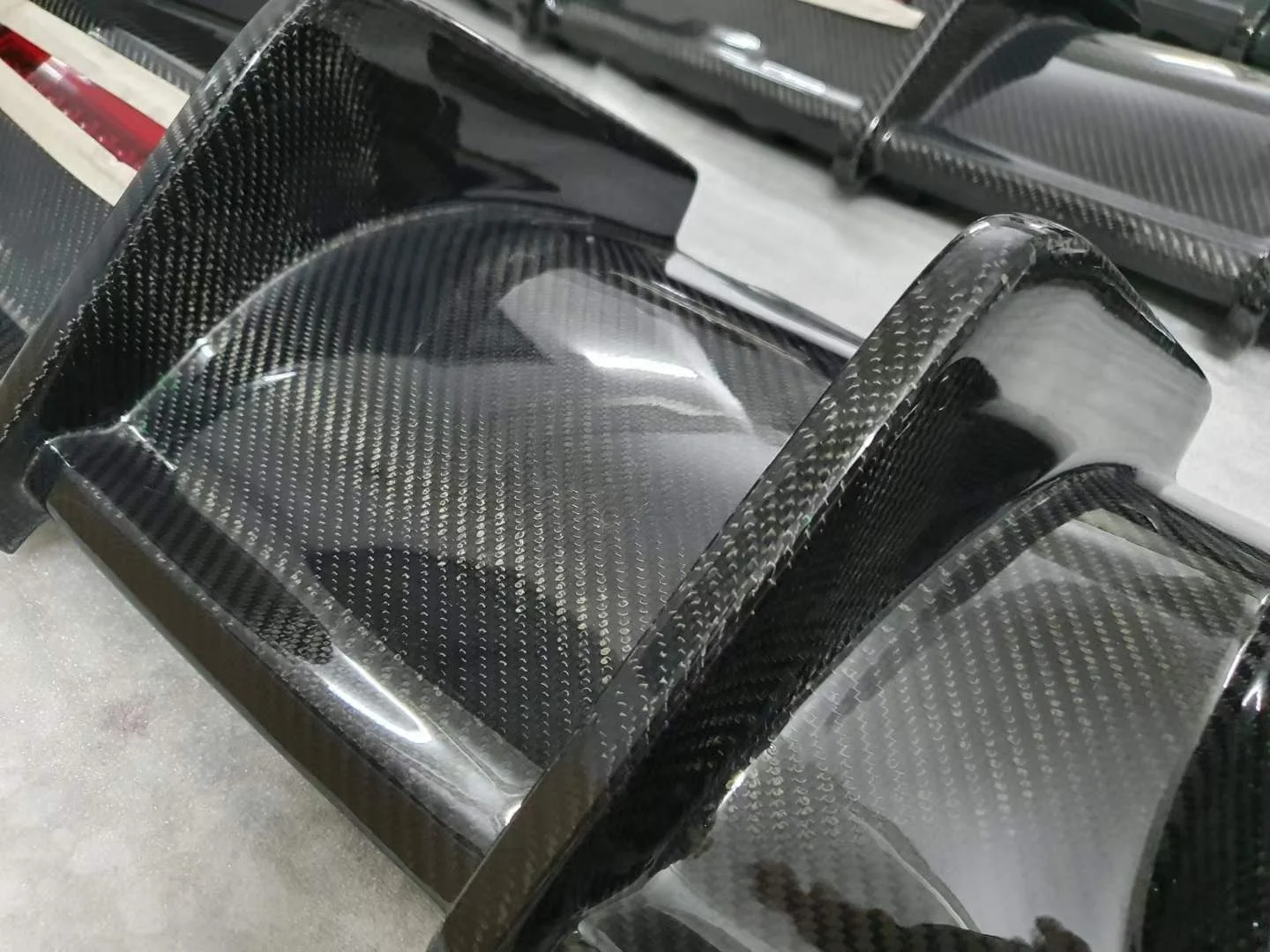 аксессуары для автоНастоящий диффузор заднего бампера из углеродного волокна