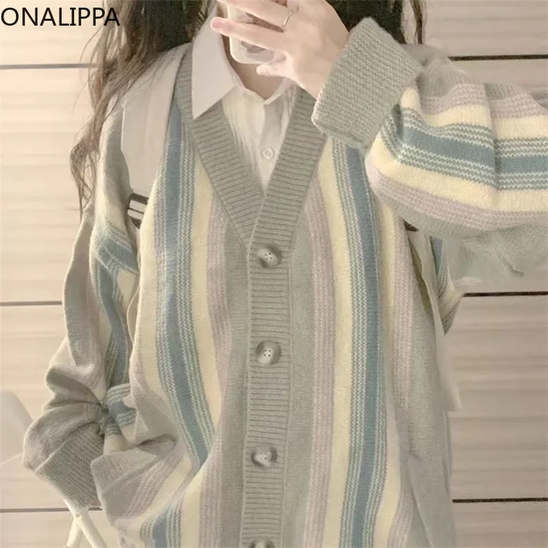Onalippa kontrastowy pasiasty sweter oversize damski V Neck jednorzędowe swetry rozpinane koreański styl Preppy mały świeży