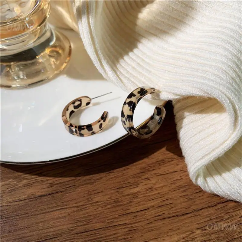 C-образные серьги нетоксичные и безвредные гипоаллергенные серьги-кольца для