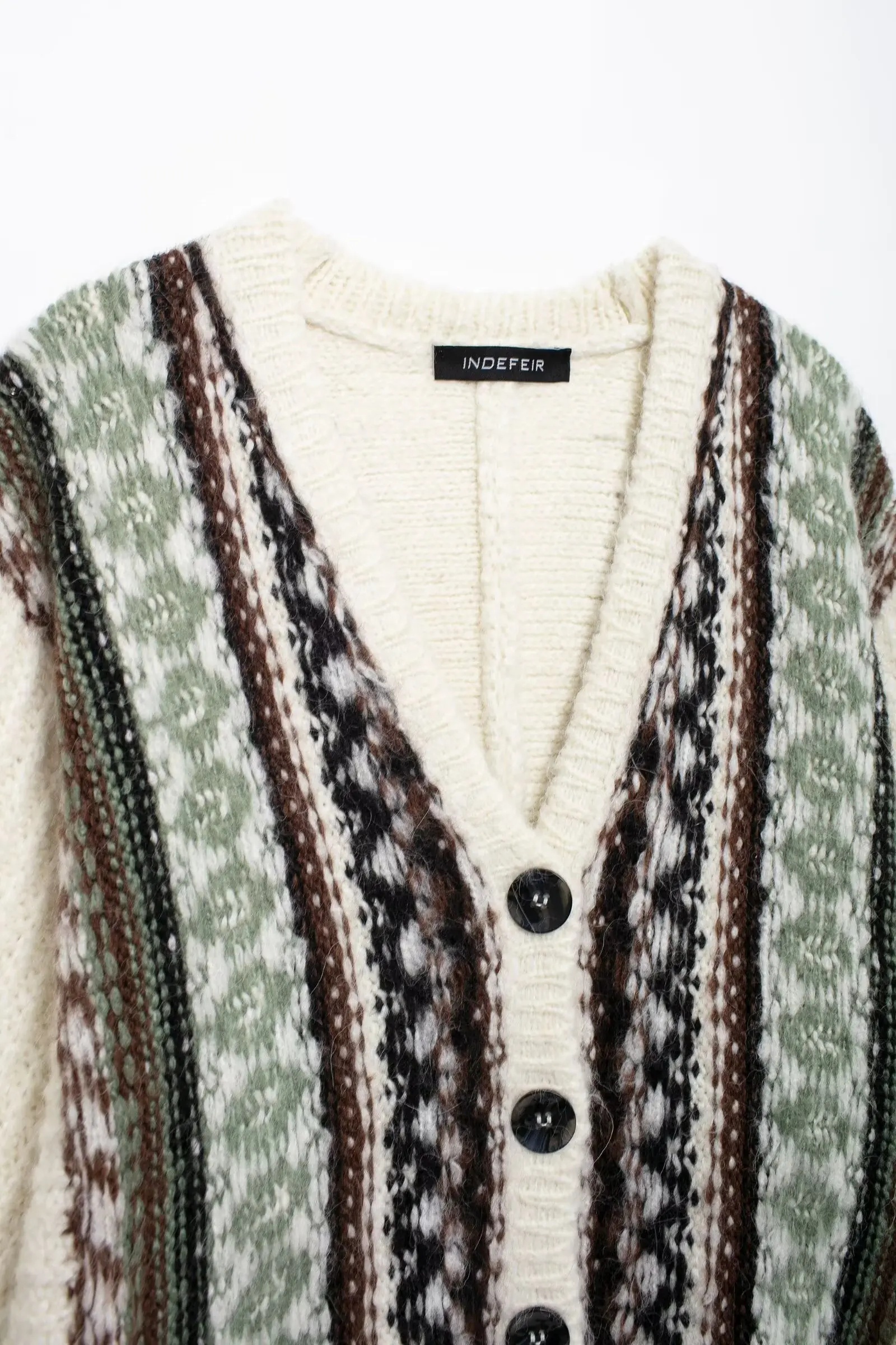 Женский трикотажный кардиган с V-образным вырезом на пуговицах