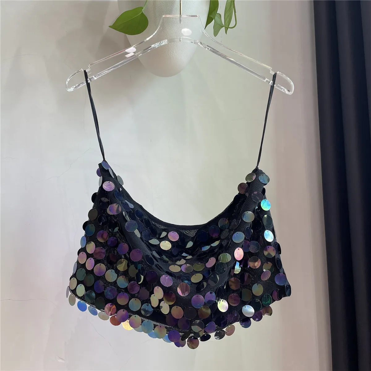 

Блестящий цветной круглая блестящая пикантная стрейч для демонстрации тонкого топа с открытыми плечами и одной линией шеи