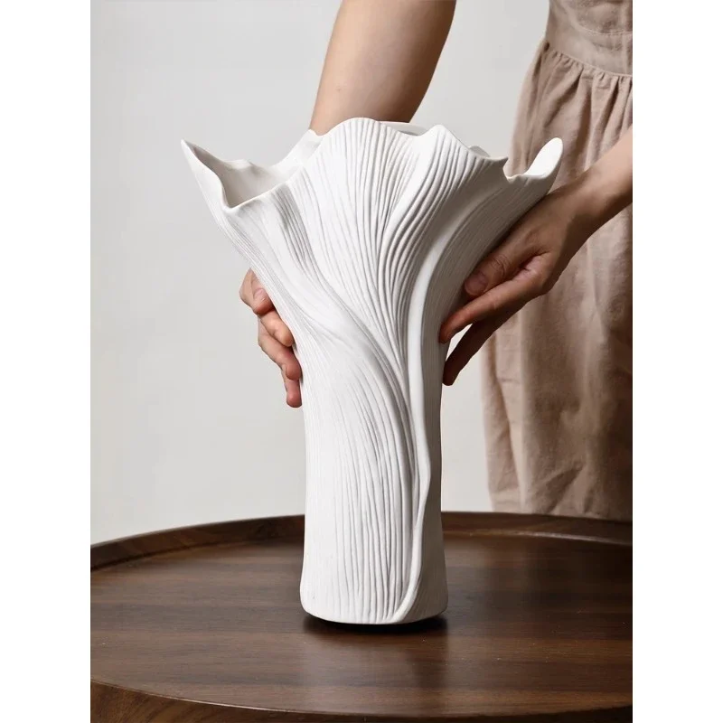 Простая художественная керамическая ваза специальной формы орнамент большой