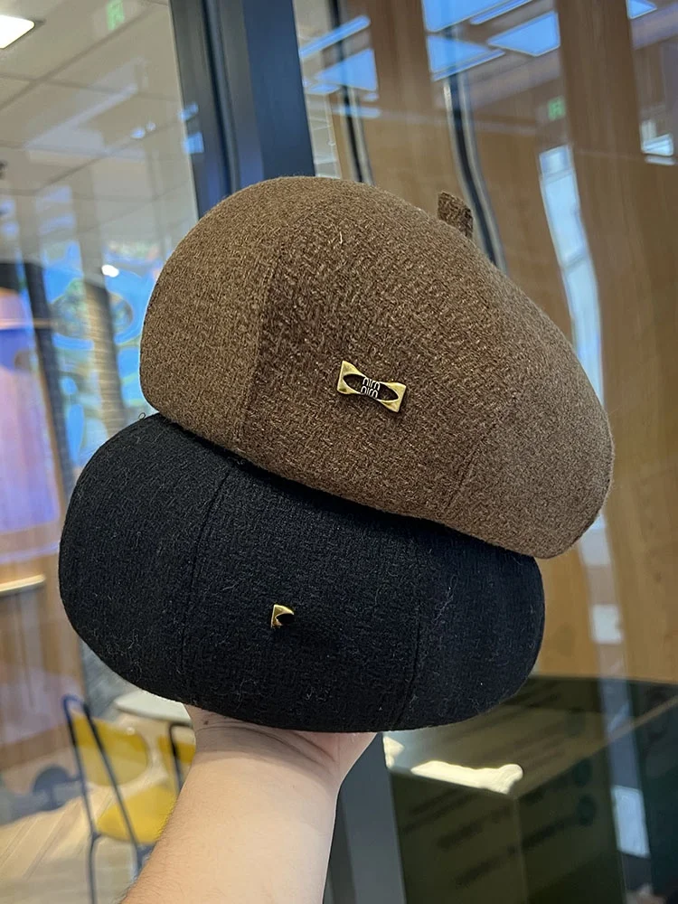 Британский берет с простыми буквами и маленьким значком женский универсальный