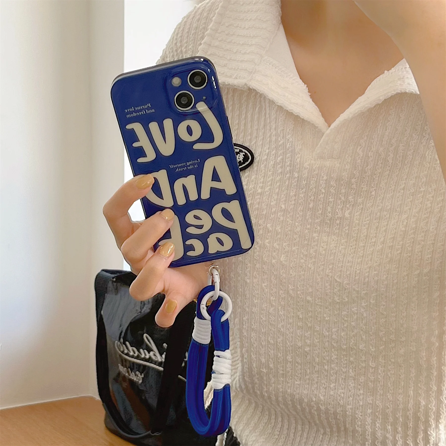 

Милый корейский чехол для телефона с английскими буквами, Синий чехол с портативным ремешком на руку для iPhone 14 13 12 11 Pro Max, противоударный чехол