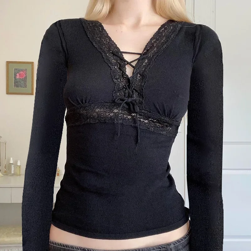 

Minority Retro Lace Stitching Sexy Small V-strap Bottoming T-shirt Just Wants To Show The Chest And Slim Lace Inside The Top.