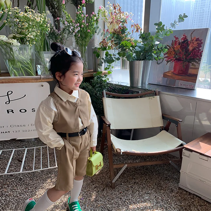 

Children's set 2022 spring new white shirt solid V-neck vest loose casual shorts three piece set 3-7