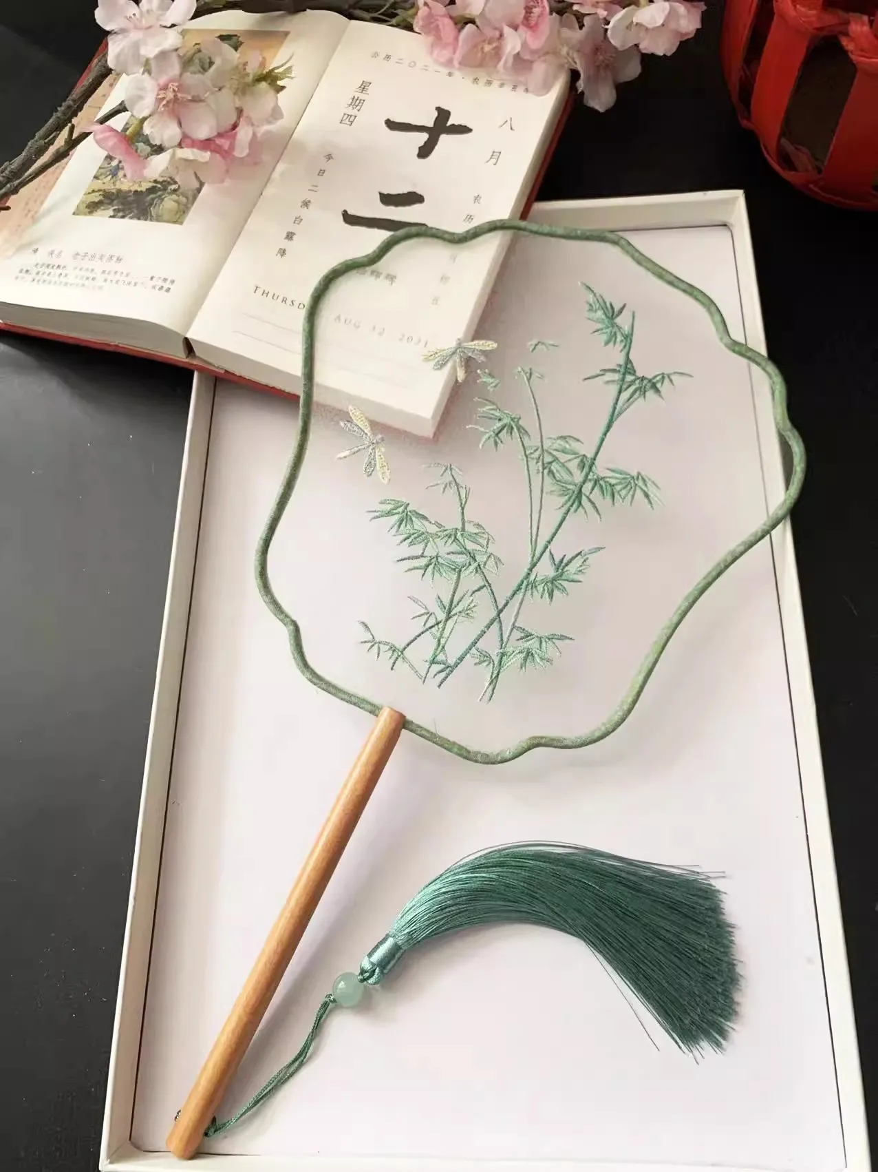 

Китайский круглой веер с вышивкой