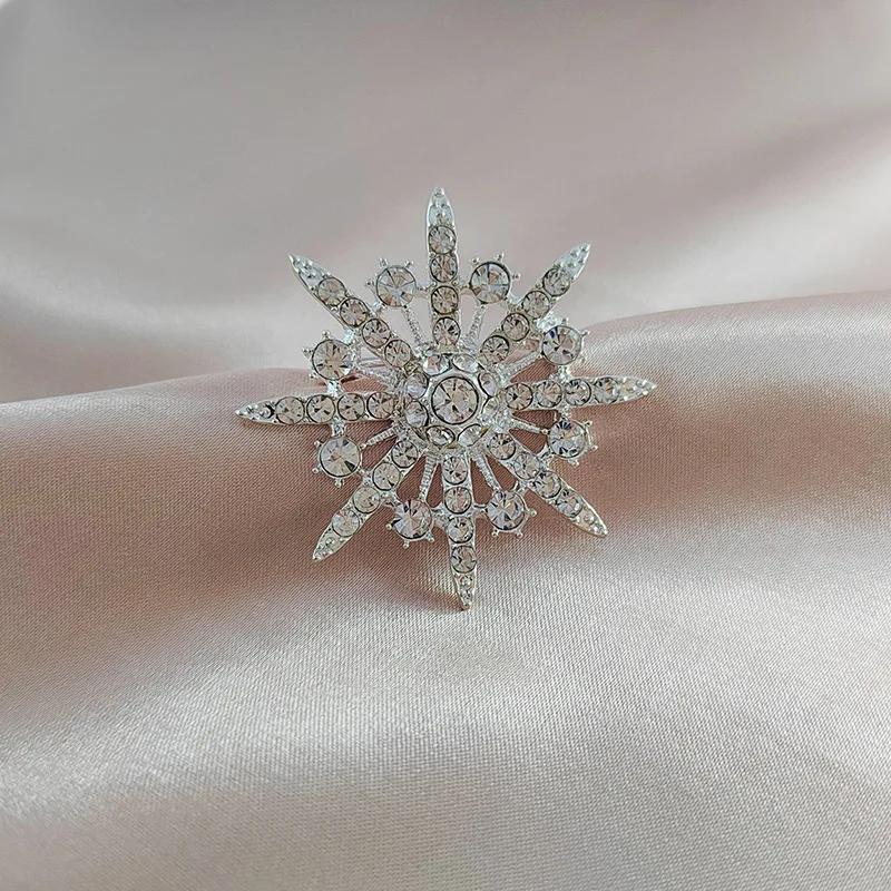 

Trendy Luxury Crystal Snowflake Brooches Shiny Rhinestone Brooch Pins For Women Man Suit Jewelry Christmas Gifts Dropshipping