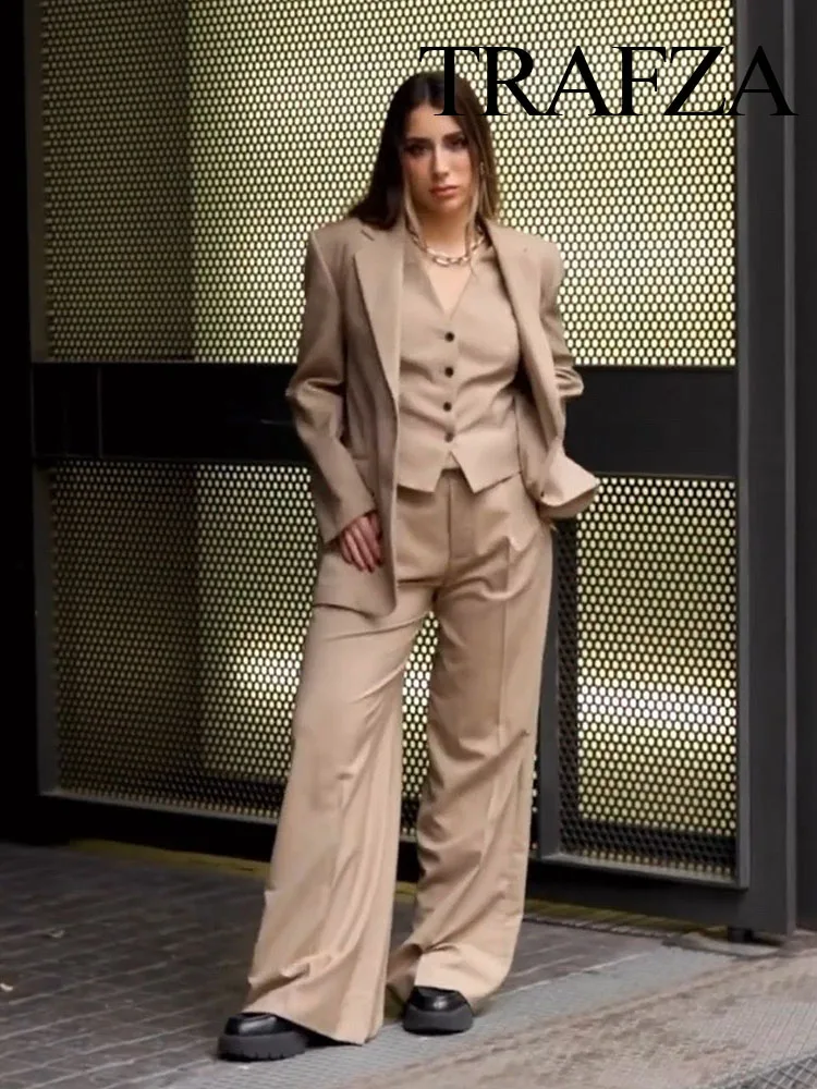 Женский брючный костюм с двубортным