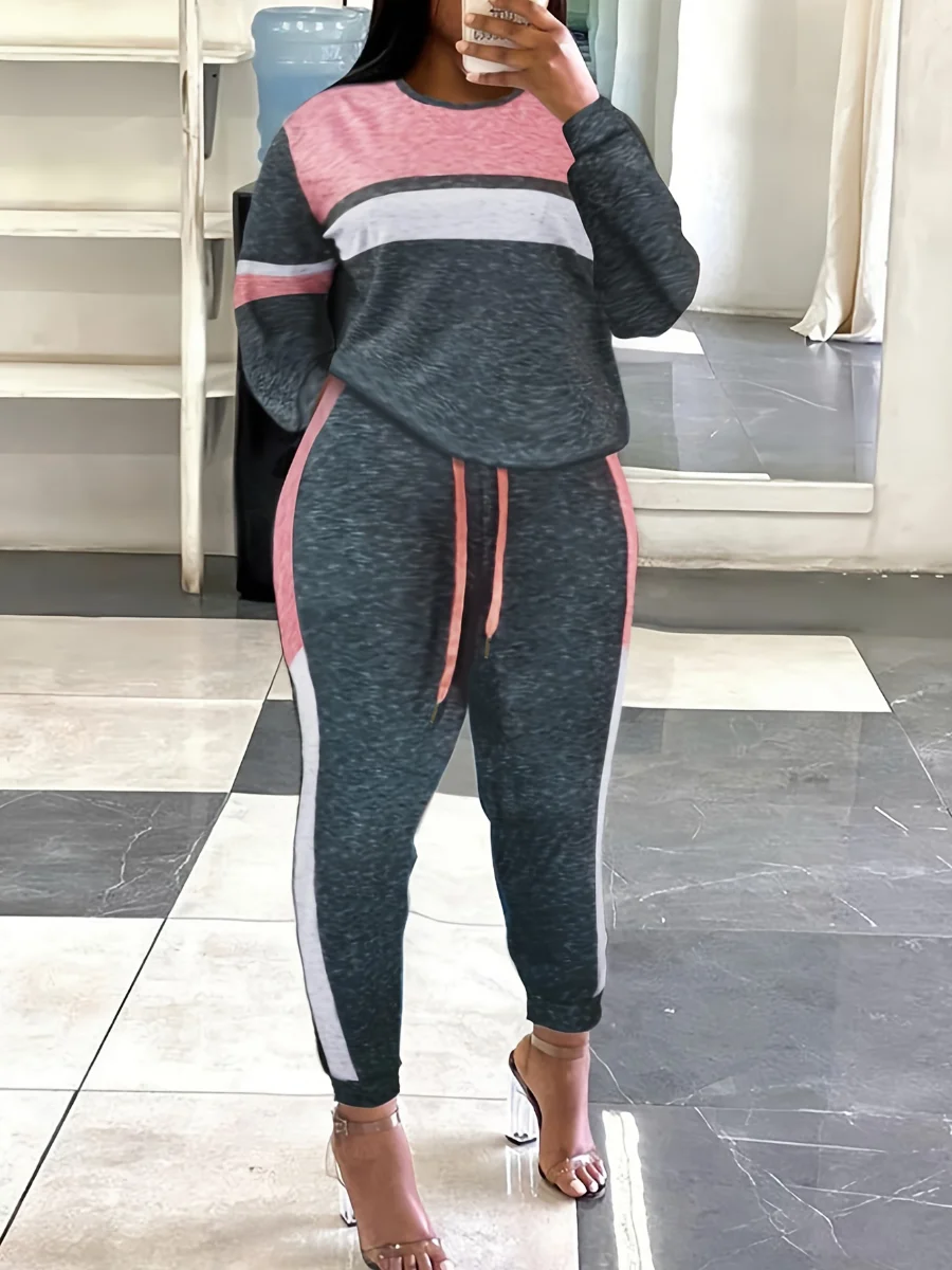 Женский спортивный костюм из двух предметов