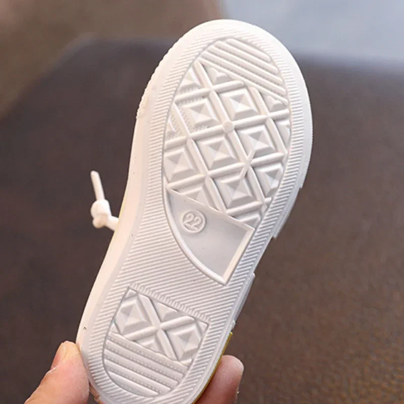 Детские кроссовки на плоской подошве