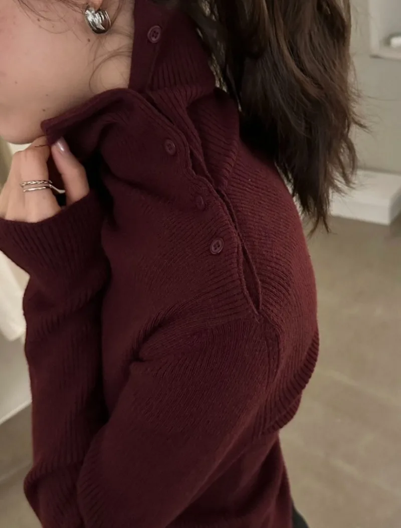 Водолазка с боковыми пуговицами дизайн 2024 женский свитер вязаная верхняя одежда