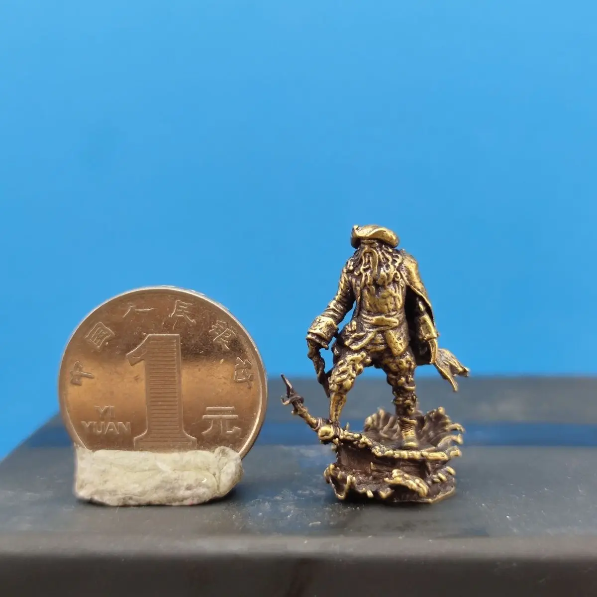 

Миниатюрная латунная фигурка пиратского монстра 1/64