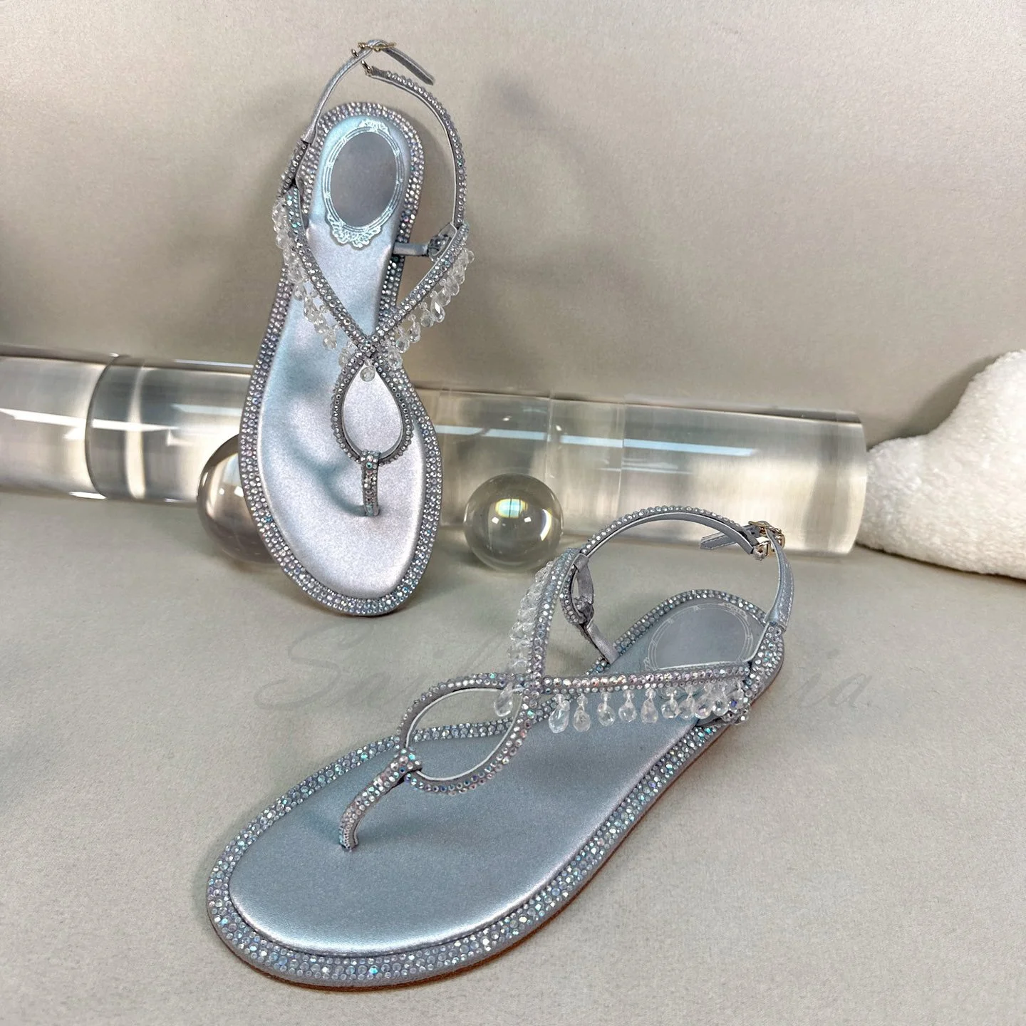 Silver Crystal Sandals Women Flip Flops Rhinestone Holiday Shoes Women Fashion Comfort Runway Buckle Strap Flat Sandals