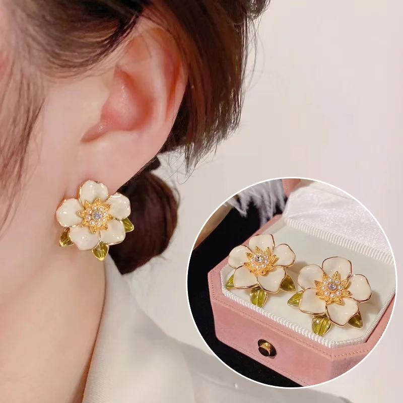

Vintage Rhinestone White Flower Earrings for Women Korean Fashion Designer Luxury Stud Earring Cute Romantic Ear Jewelry 2023