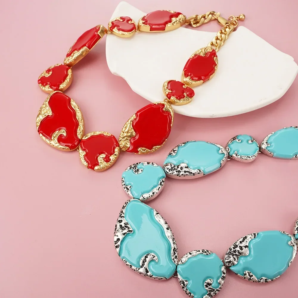 Красное ожерелье с синими кристаллами