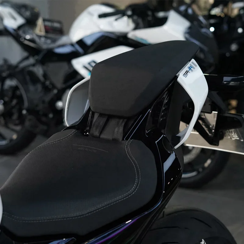 Фото Для мотоциклов CF 675SR, 675SR-R, 675NK, CF650-10: задняя подушка сиденья, мягкая сумка-подушка, оригинальные аксессуары №2