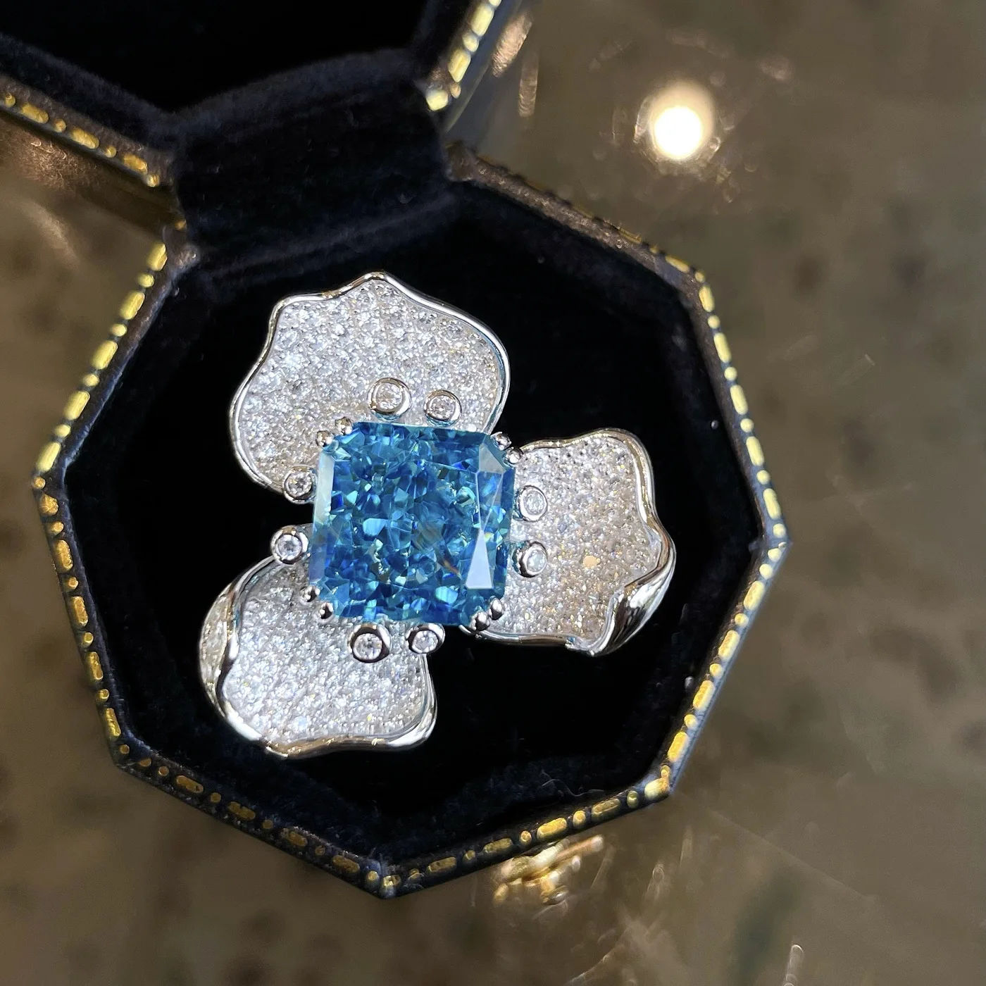 

Новое Женское кольцо с голубым топазом, роскошное женское кольцо с бриллиантами