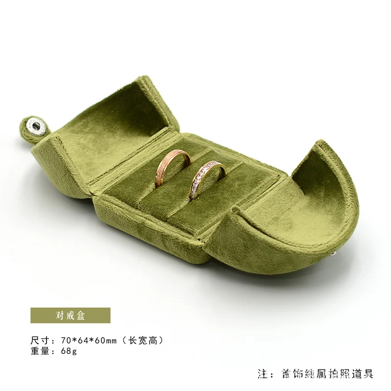 

Зеленая бархатная шкатулка для украшений