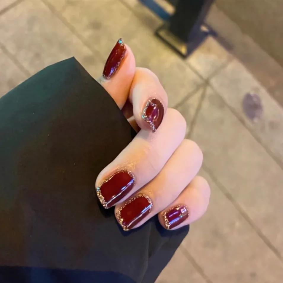 

Nails 24 Piece Set of Fake Nails with Wine Red Gilt Edged Air Soft Nails