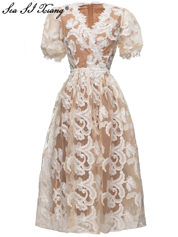 

Женское платье с V-образным вырезом, рукавами-фонариками и вышивкой