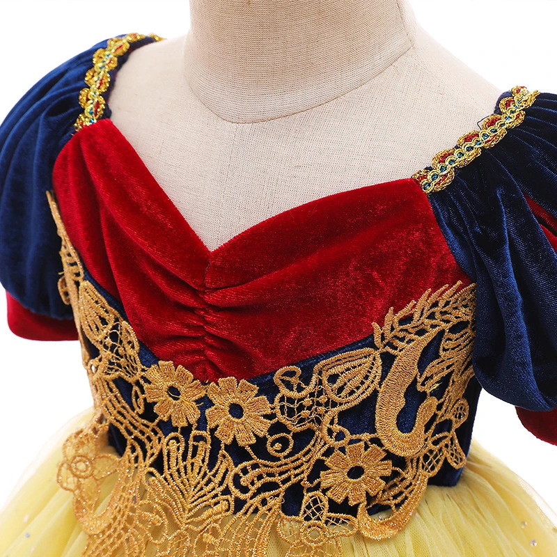 Женское Пышное Платье из белоснежной тюлевой ткани с короной магической