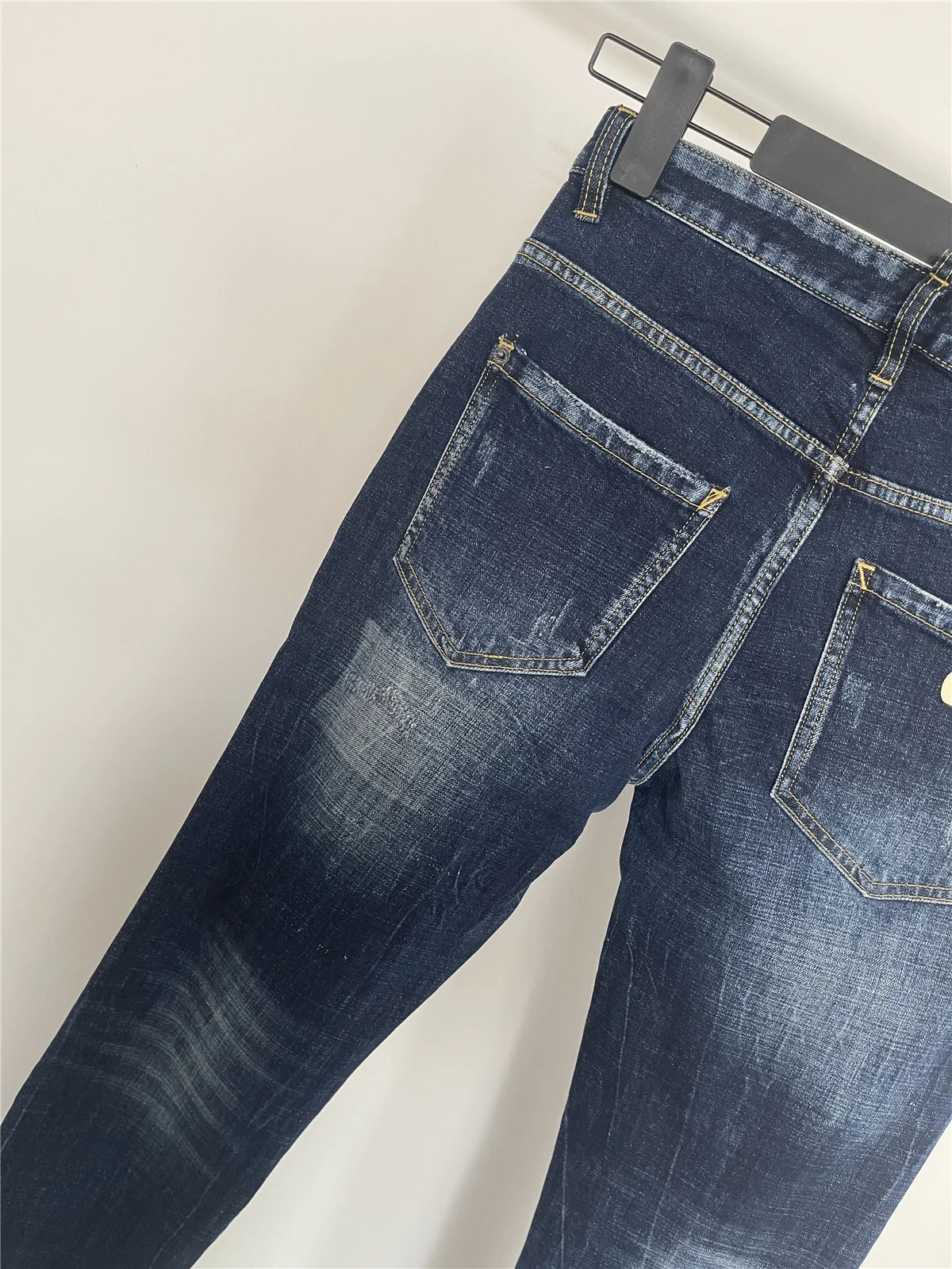 Весна и лето 2024 новые модные мужские потертые синие повседневные джинсы