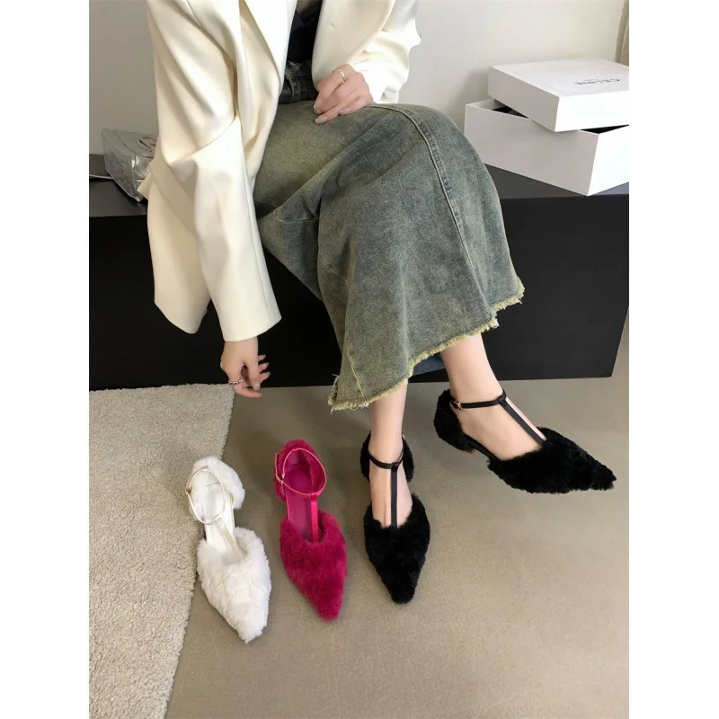 Бежевые босоножки на каблуке. Удобная женская обувь. Черный острый мех. 2024.