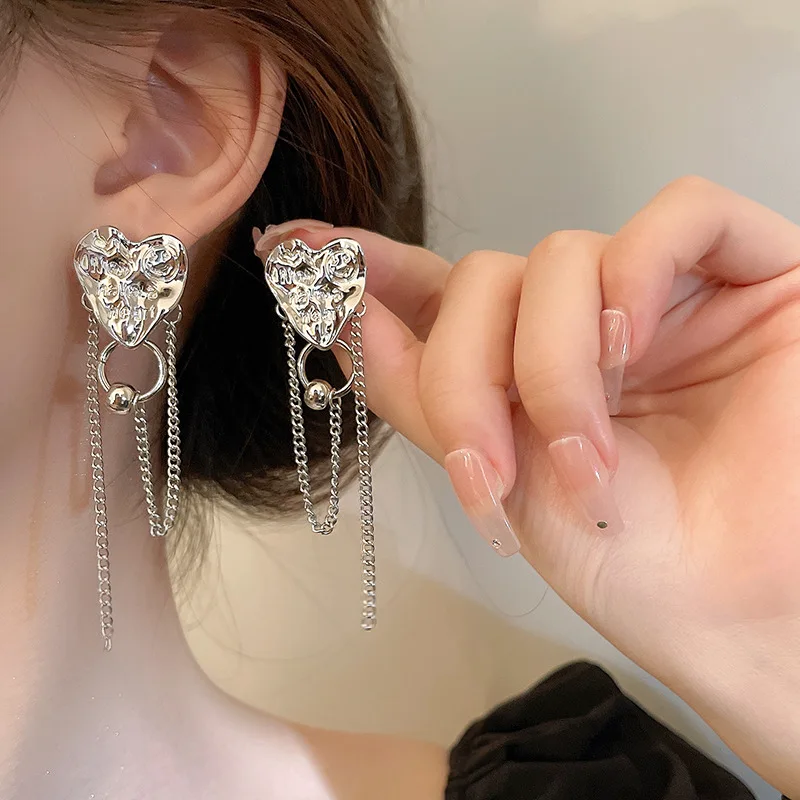 

Silver Needle Pleated Love Tassel Earrings, Sweet And Cool, Versatile, Personalized Design Sense, Fashionable New