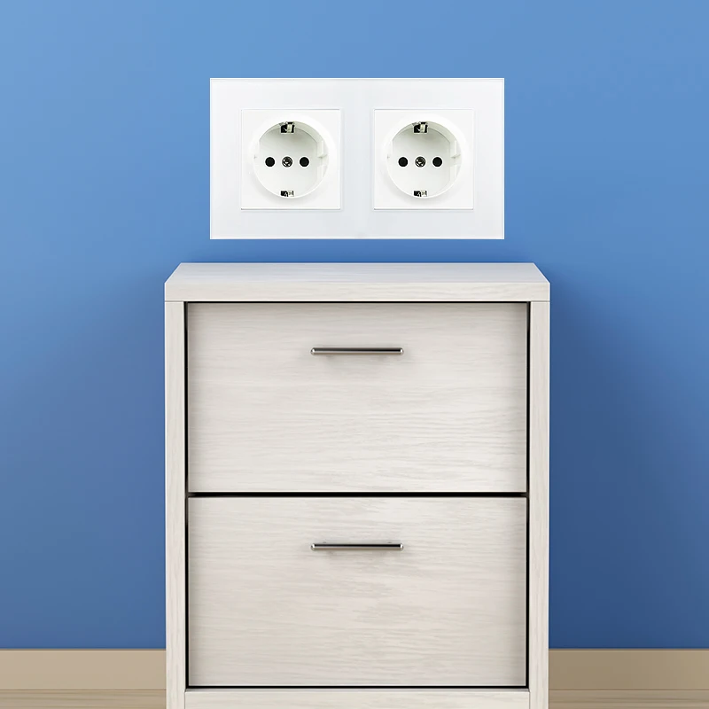 Тройная настенная розетка со стеклянной панелью 110 В 250