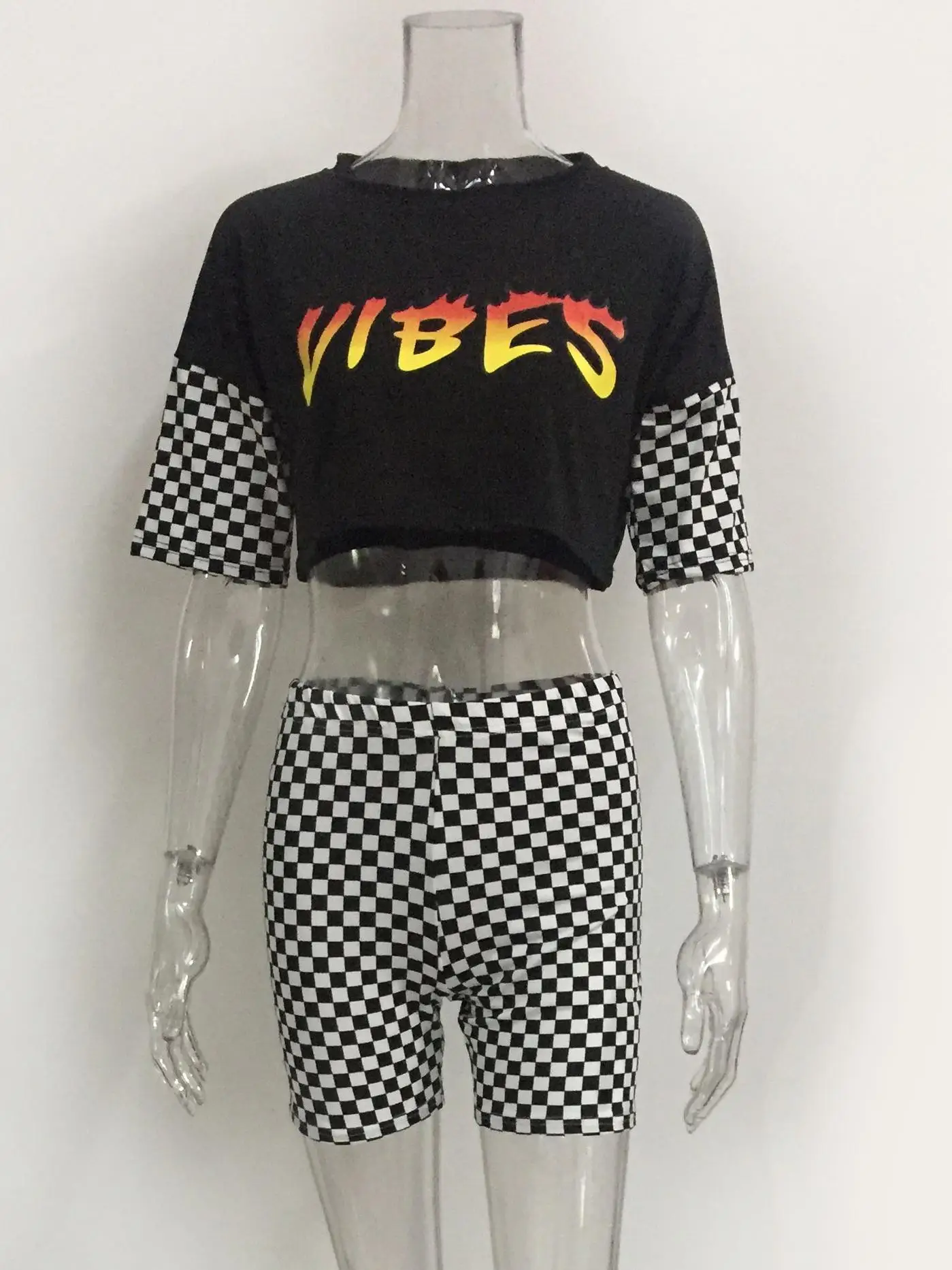 Рисунок 4 - Короткий топ в клетку с надписью