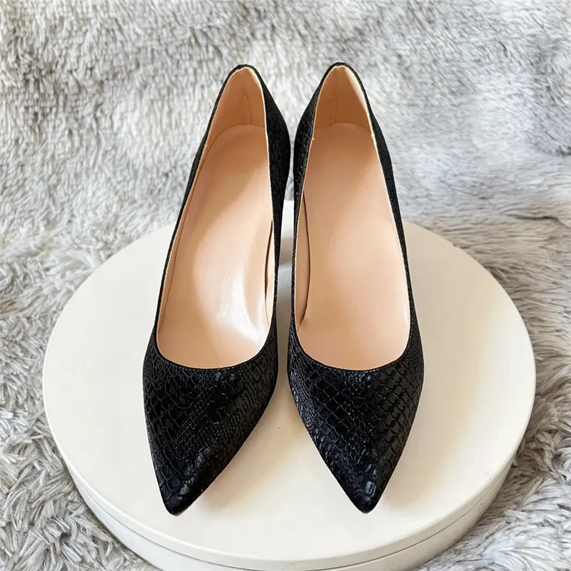 Женские туфли-лодочки с острым носком на квадратном каблуке 8 см