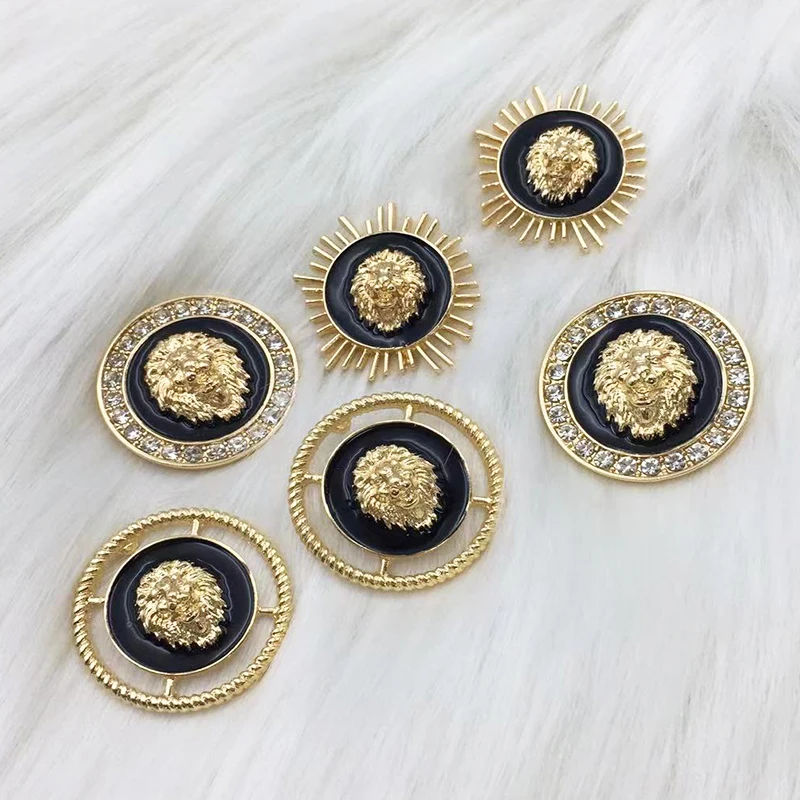 

Punk Gold-plated Embossed Lion Head Charm Earrings for Women Fashion Hip-hop Rhinestone Retro Dripping Oil Earrings Jewelry Gift