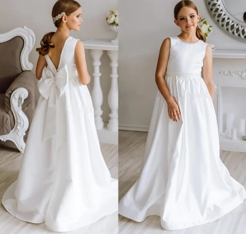 

Новое белое платье для первого причастия для принцессы, атласное платье с жемчугом и круглым вырезом, детское вечернее платье с открытой спиной, платье для девочек с цветами