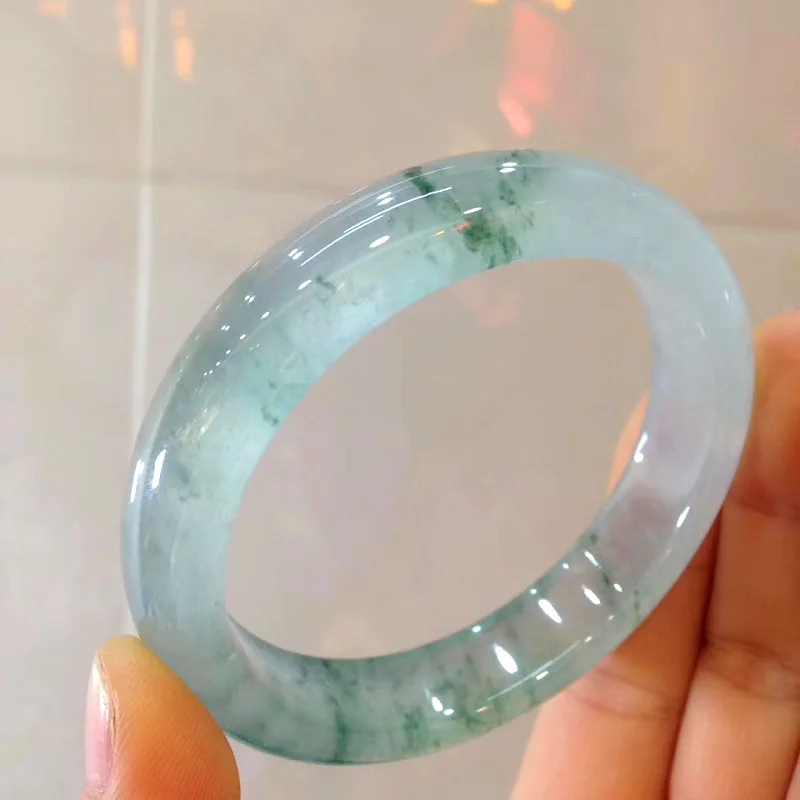 Браслет из янтаря с подвеской в виде плавающих цветов Мьянмы