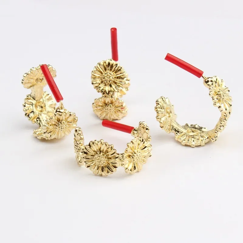 Оптовая продажа серьги из гальванического сплава простые позолоченные с цветком